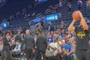 NBA直播76人vs篮网在线观看直播免费_NBA直播76人vs篮网直播免费_NBA直播76人vs篮网在线观看完整免费高清宠粉！欧文面带笑意给球迷签名+送拥抱，球迷狂呼我爱你