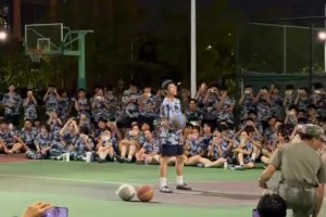NBA直播开拓者vs国王比赛直播_NBA直播开拓者vs国王全场回放_NBA直播开拓者vs国王回放免费那年小詹站如喽啰！詹姆斯首次参加全明星，拿着鞋找各位前辈签名